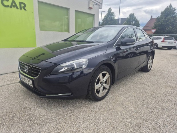Volvo V40 2.0 D [D2] Momentum Szervizknyv / Na...